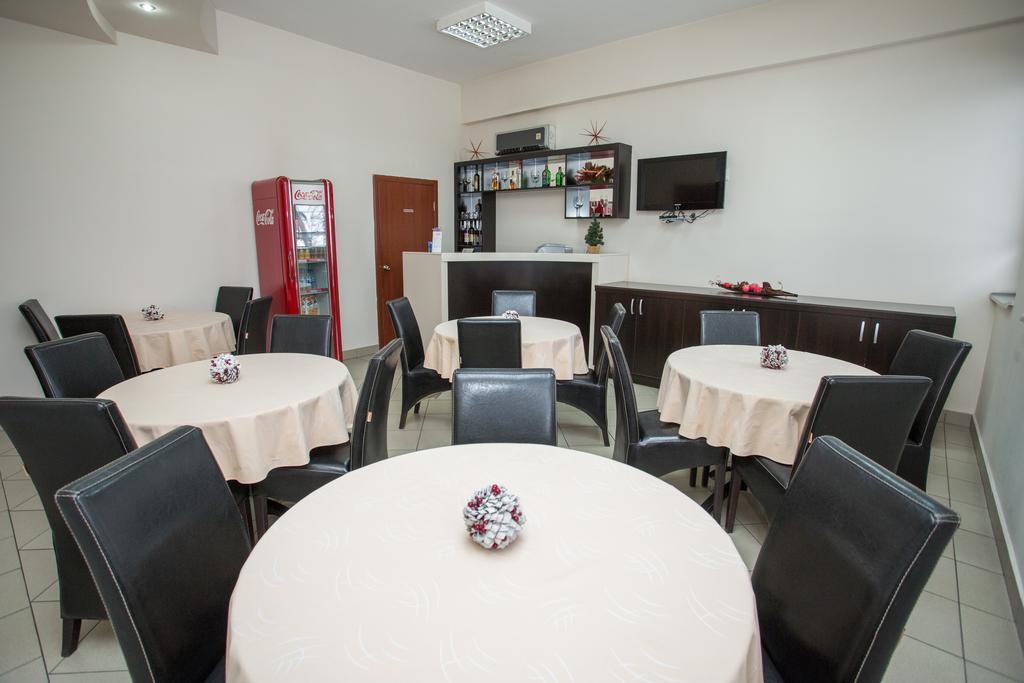 Sin-Kom Hotel Garni Pirot Eksteriør bilde