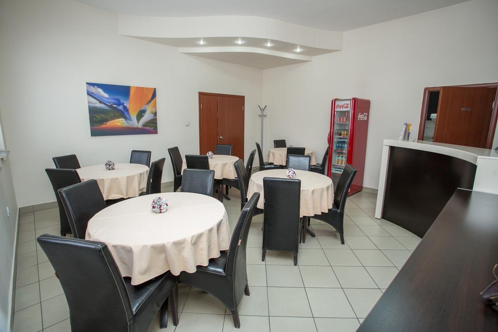 Sin-Kom Hotel Garni Pirot Eksteriør bilde