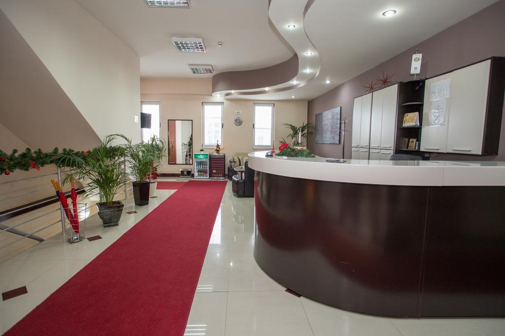 Sin-Kom Hotel Garni Pirot Eksteriør bilde