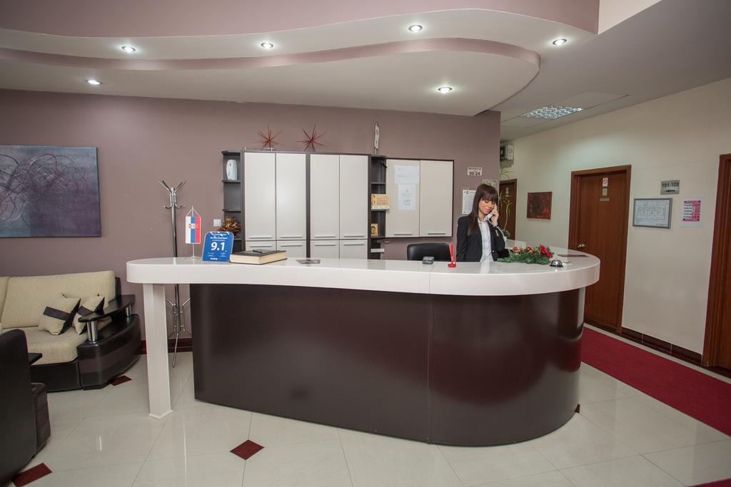 Sin-Kom Hotel Garni Pirot Eksteriør bilde