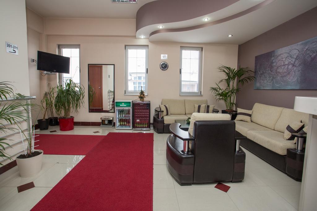 Sin-Kom Hotel Garni Pirot Eksteriør bilde