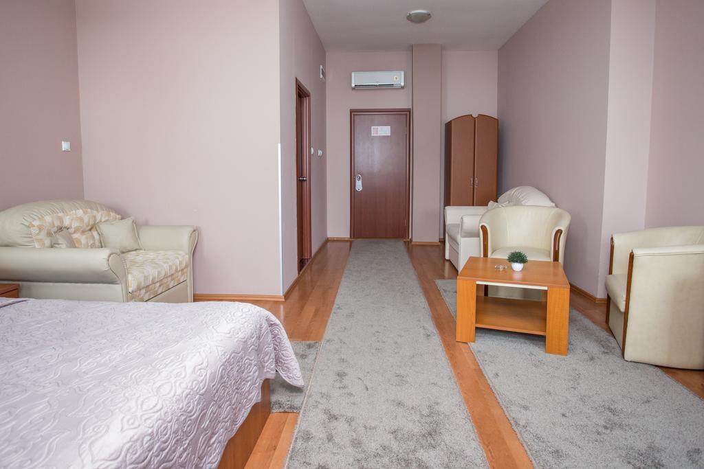 Sin-Kom Hotel Garni Pirot Eksteriør bilde