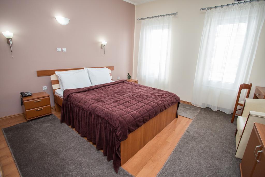Sin-Kom Hotel Garni Pirot Rom bilde