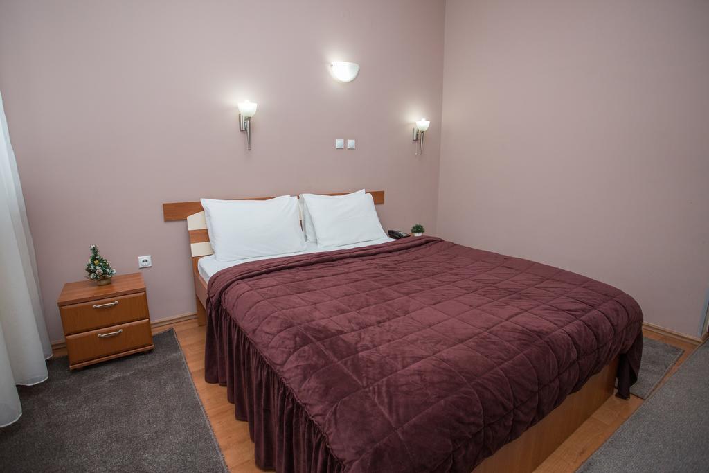 Sin-Kom Hotel Garni Pirot Eksteriør bilde